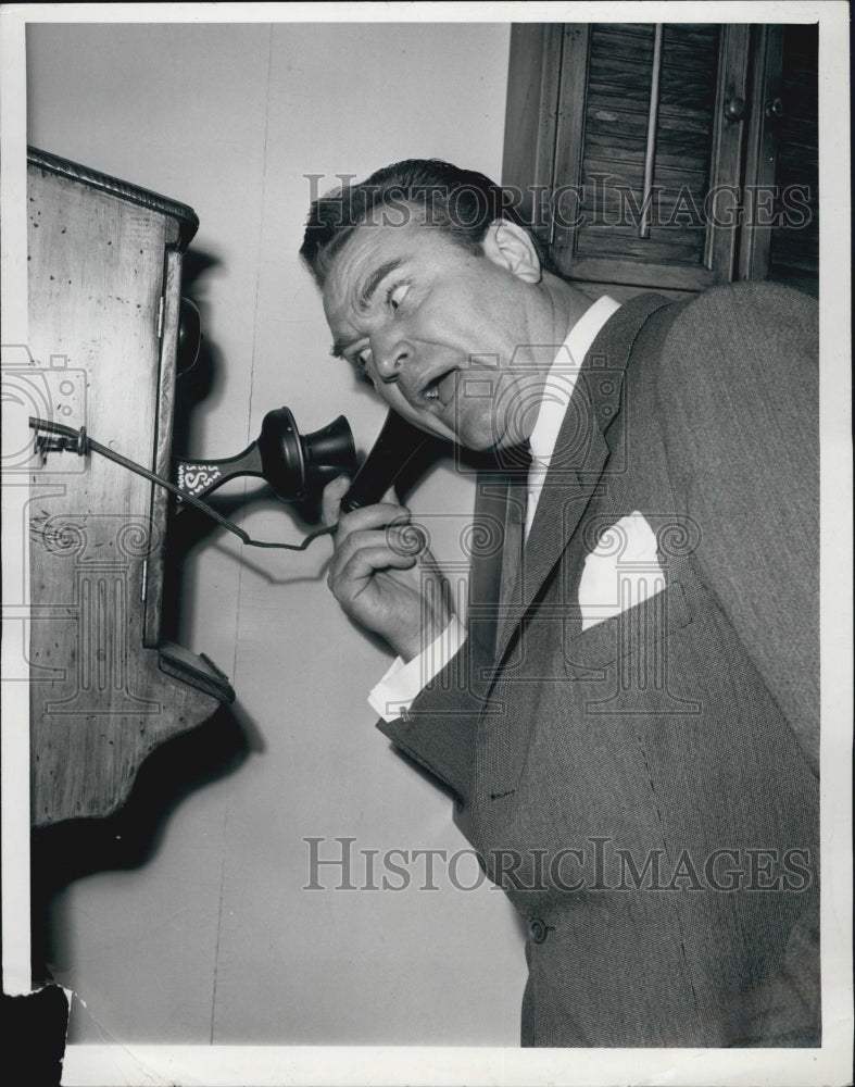 1954 Press Photo Comedian Red Skelton Old Fashioned Telephone - Historic Images