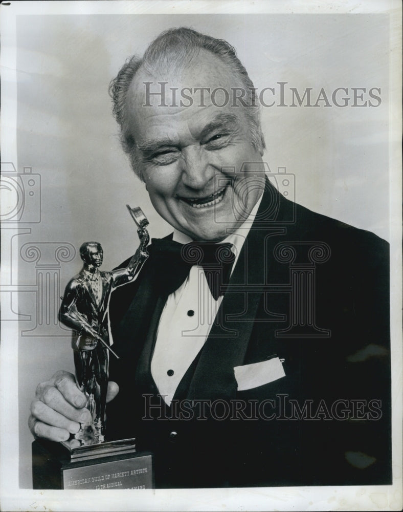 1980 Press Photo Red Skelton with His &quot;Golden Award&quot; from A.G.V.A. - Historic Images