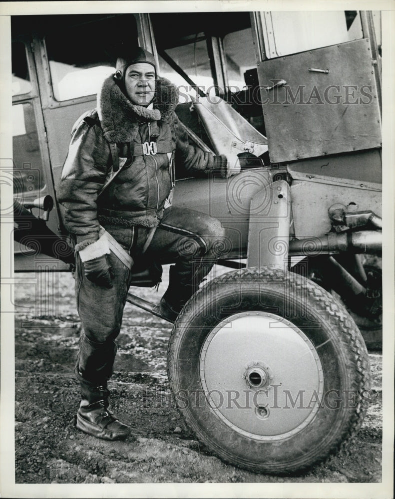 1957 Press Photo Captain Richard Cobb With his Plane - Historic Images