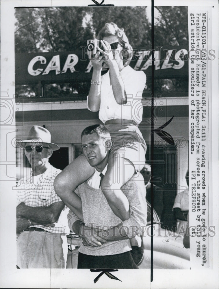 1961 Press Photo President Kennedy Draws A Crowd-Girl On Guys Shoulders - Historic Images