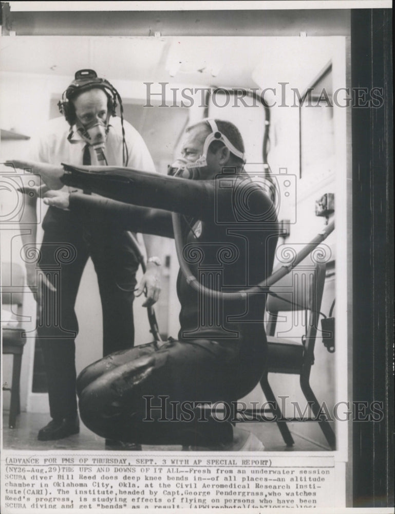 1961 Press Photo Scuba Diver Bill Reed Does Knee Bends In Oklahoma City Chamber - Historic Images