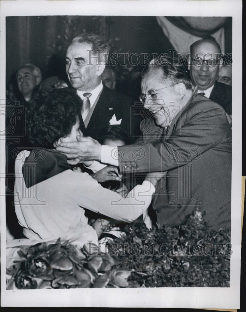 1953 Press Photo Italian Communist Leader Palmiro Togliatti Caressing Girl_Nat&#39;l - Historic Images