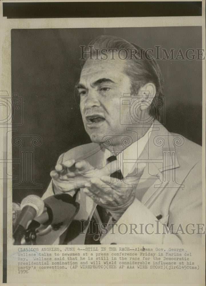 1976 Press Photo Gov George Wallace at Marina Del Rey press conference - Historic Images