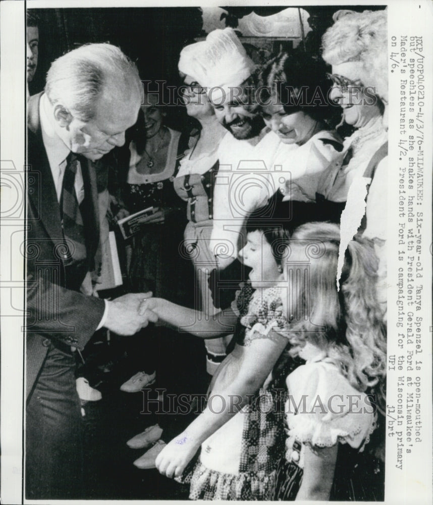 1976 Press Photo Six Year Old Stunned While Shaking Hand With Pres Gerald Ford - Historic Images