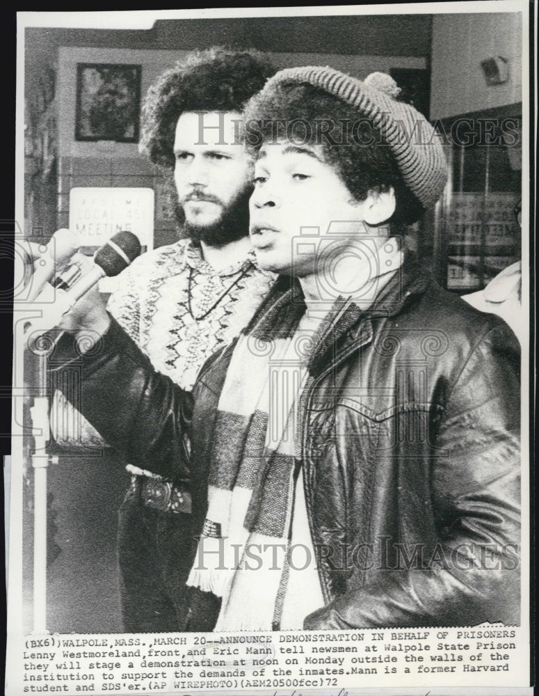 1972 Press Photo Eric Mann At Walpole State Prison To Demonstrate Outside Walls - Historic Images