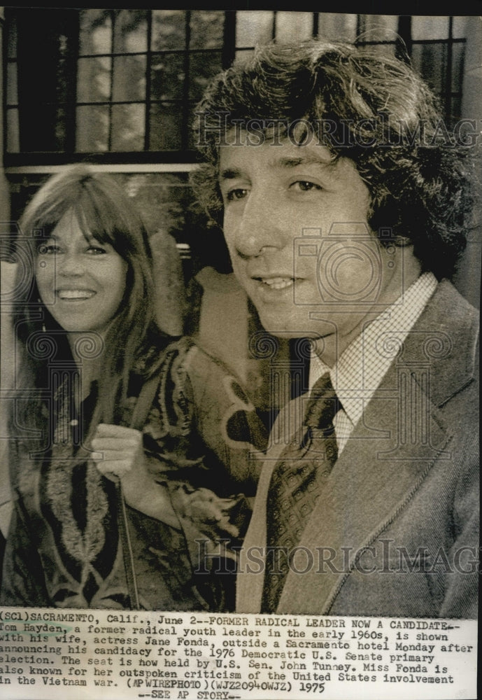 1975 Press Photo Former radical leader Tom Hayden with actress wife Jane Fonda - Historic Images