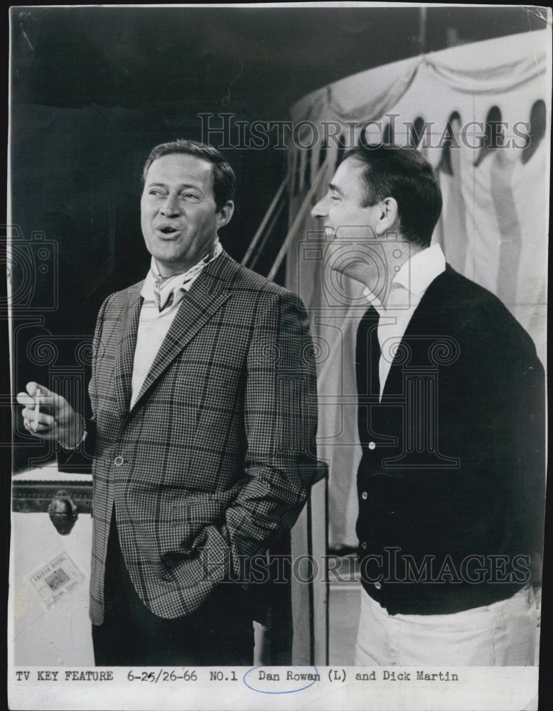 1966 Press Photo Actors Comedians Dan Rowan Dick Martin - Historic Images