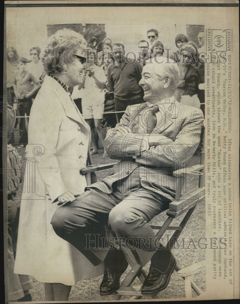 1972 Press Photo Actor Robert Young with wife Betty Young on scene of &quot;Marcus - Historic Images