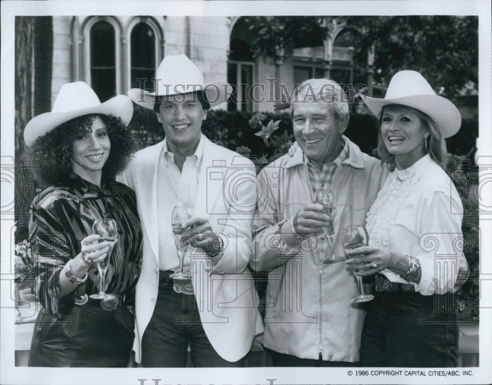 1986 Press Photo Singer George Strait,Perry Como,Angie Dickinson,Julia Johnson - Historic Images