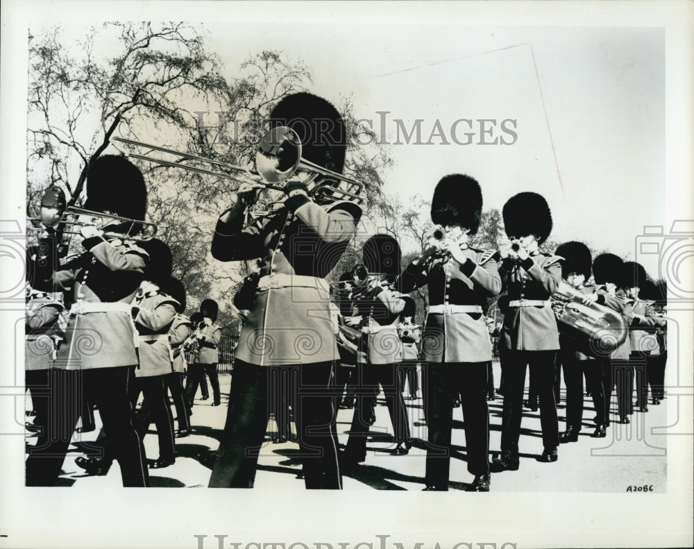 1972 Press Photo Music Band Marches While Playing Instruments - Historic Images