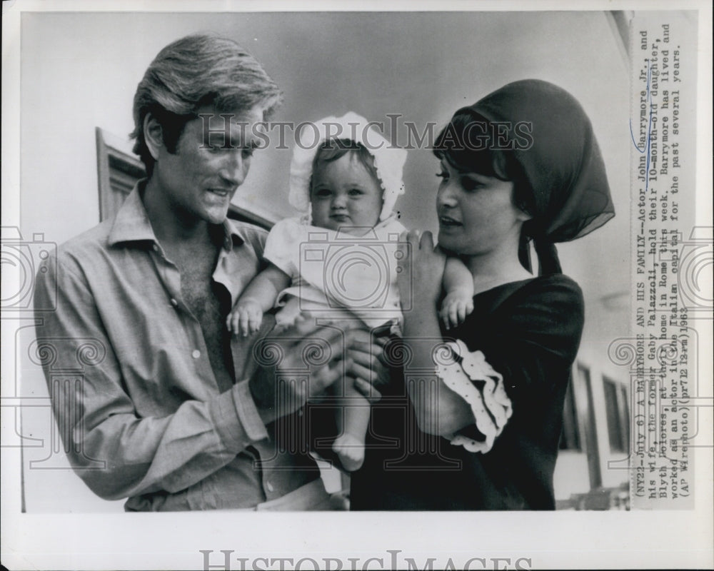 1963 Press Photo Actor John Barrymore Jr &amp; Wife Gaby Pa;azzoli with New Baby - Historic Images