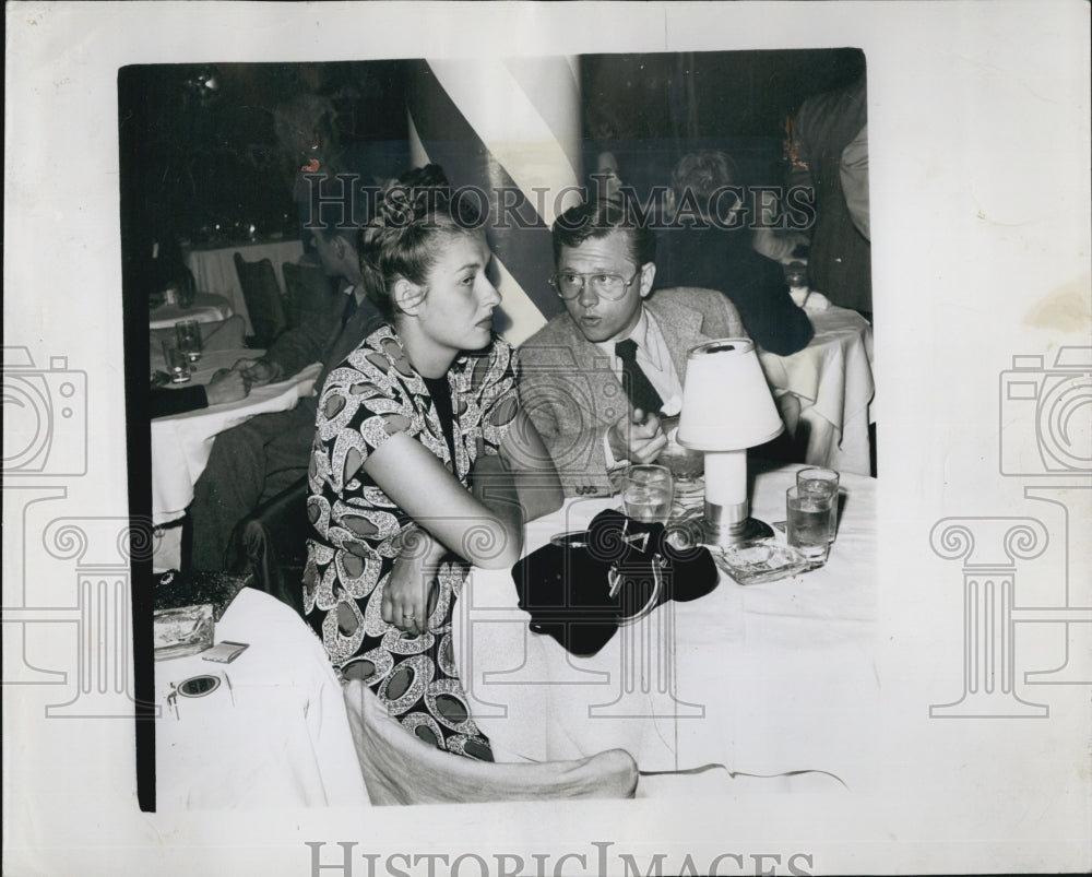 1946 Press Photo Mickey Rooney &amp; Wife Former Betty Jane Rase Staying Together - Historic Images