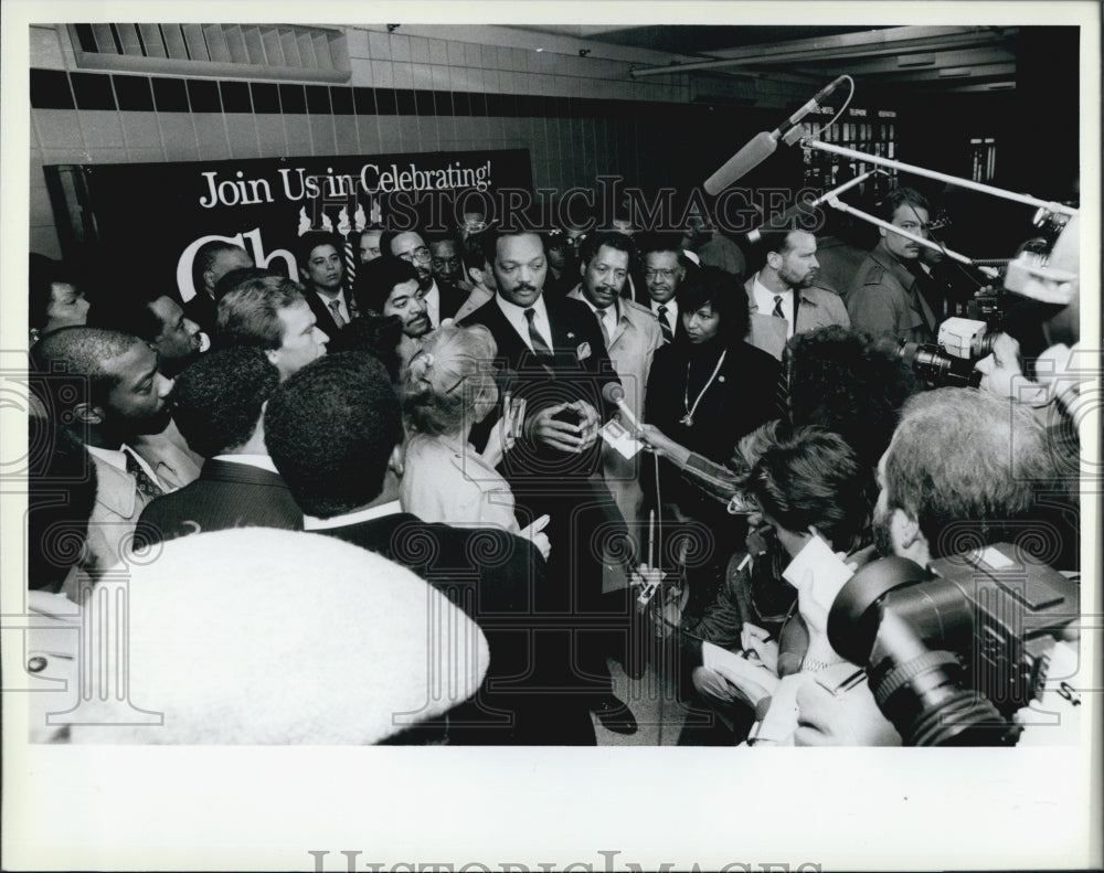 1987 Press Photo Rev Jessie Jackson Returning to Chicago from Persian Gulf - Historic Images