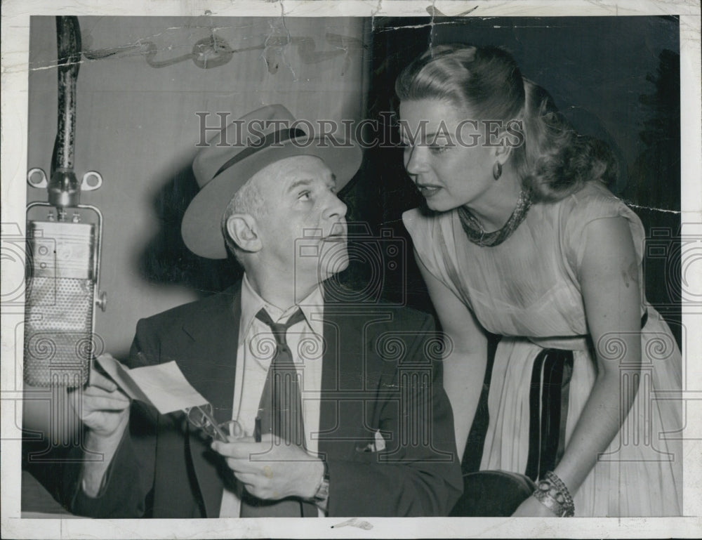 1947 Press Photo Singer Francis Langford &amp; Walter Winchell With Check For Fund - Historic Images