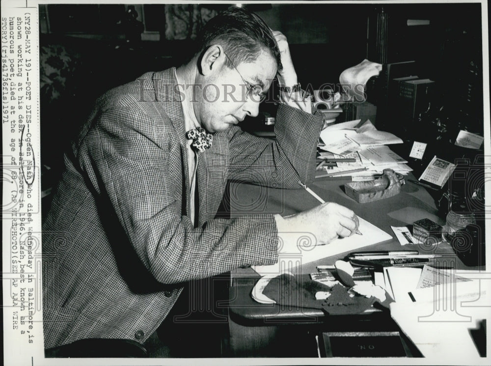 1971 Press Photo Poet Ogden Nash Working At Desk - Historic Images