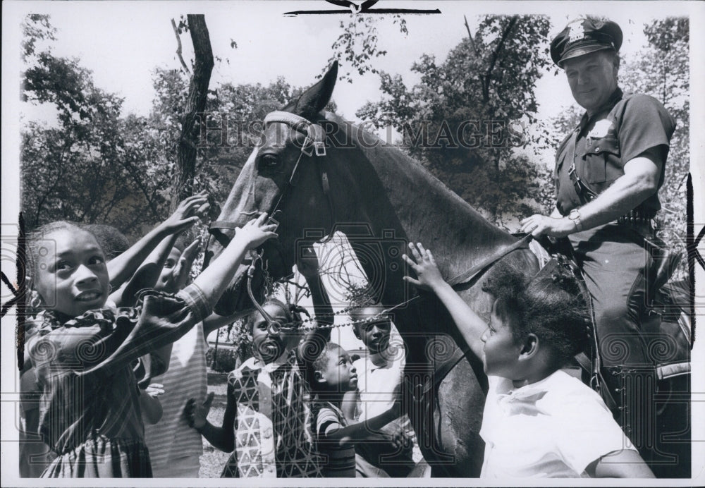 1970 Press Photo Policeman Russell Malone On Saddle With Children From City - Historic Images