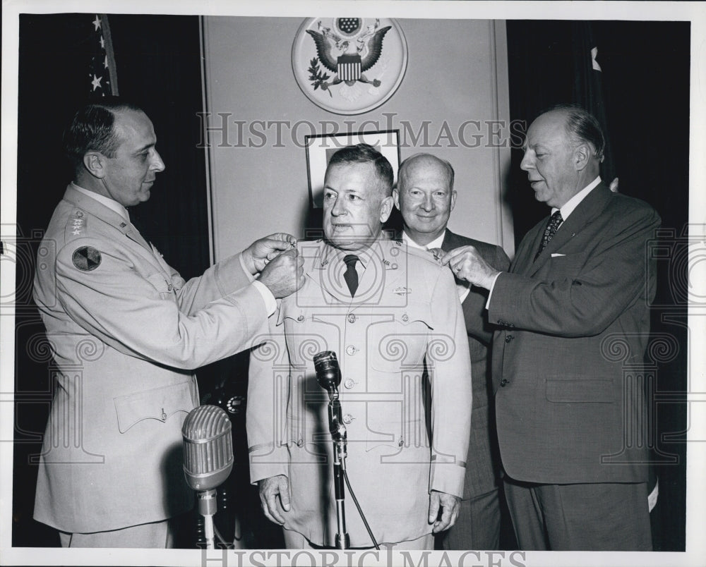 1991 Press Photo General Lyman L. Lemnitzer US Army Pins Star On S.L.A. Marshall - Historic Images