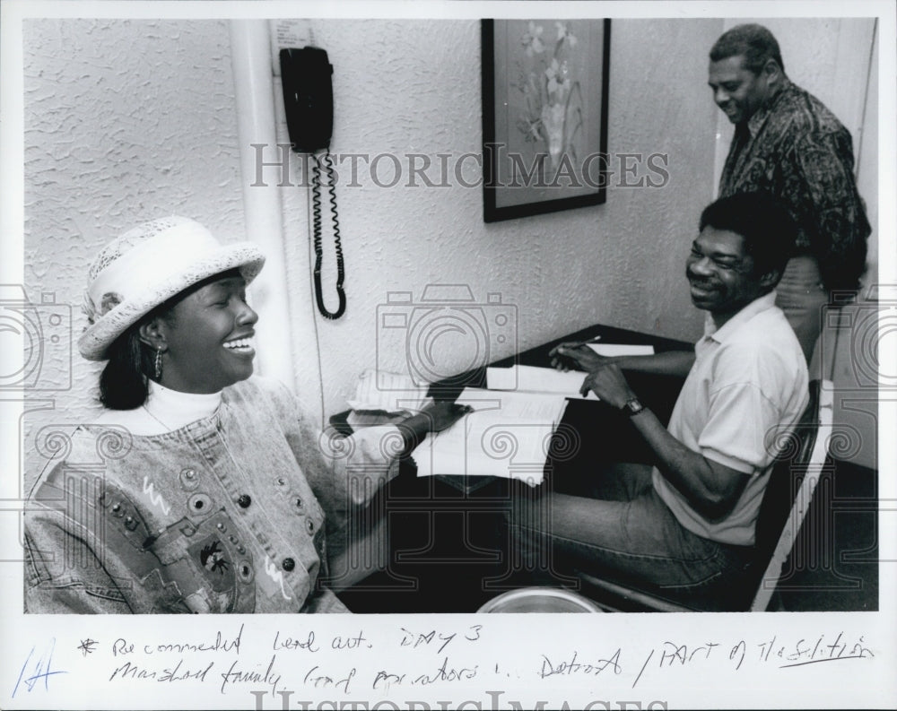 1993 Press Photo Home Operators Loretta &amp; Virgil Marshall Talking To Residents - Historic Images