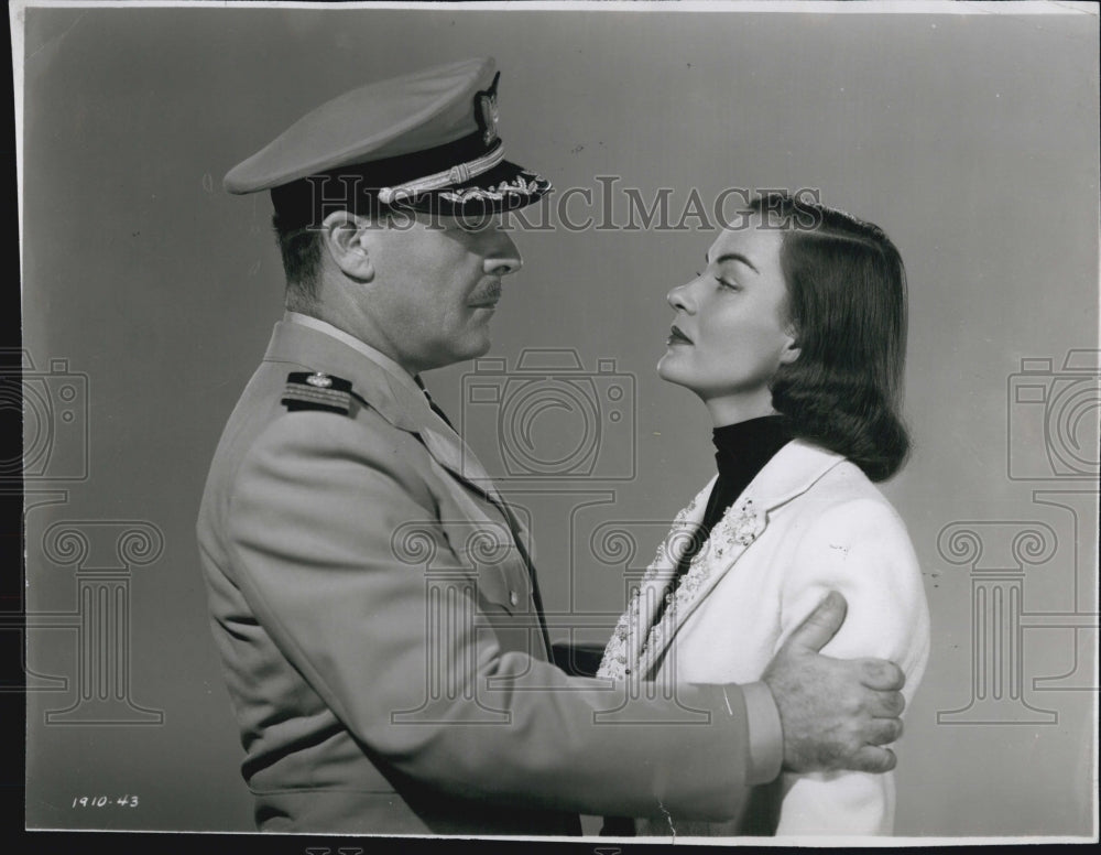 1951 Press Photo Actor Brian Donlevy&#39; &amp; Ella Raines In &quot;Fighting Coast Guard&quot; - Historic Images