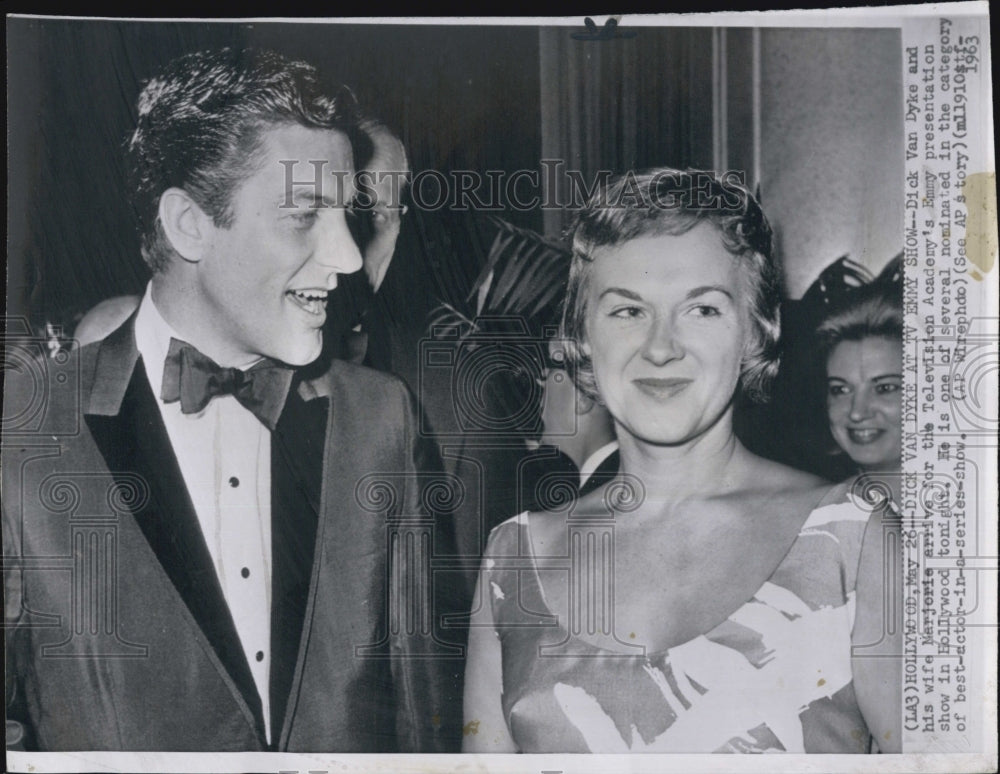 1965 Press Photo Actor Dick Van Dyke with wife Marjorie arrive at Academy Awards - Historic Images