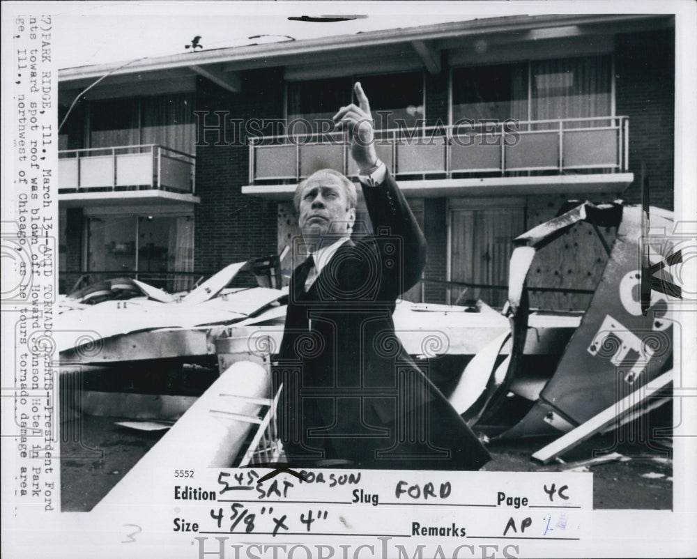 1976 Press Photo President Gerald Ford as He Tours Storm Damaged Areas Illinois - Historic Images