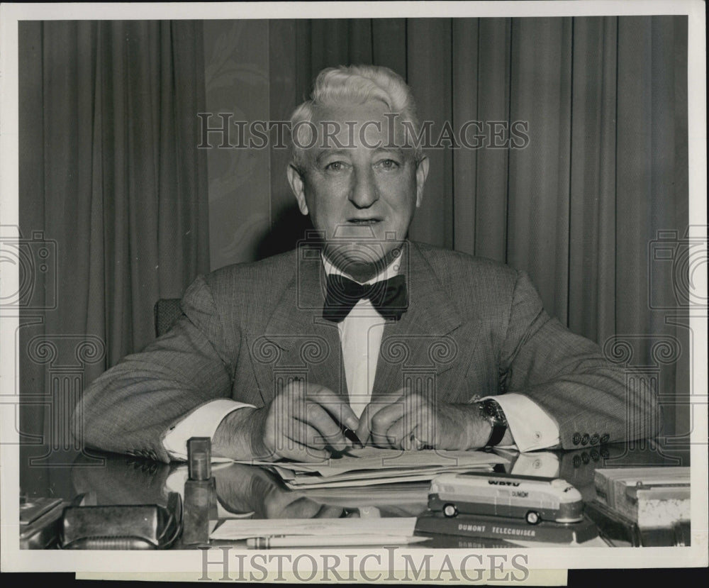 1960 Press Photo Mortimer Loewi Director of Du Mont Television Network - Historic Images