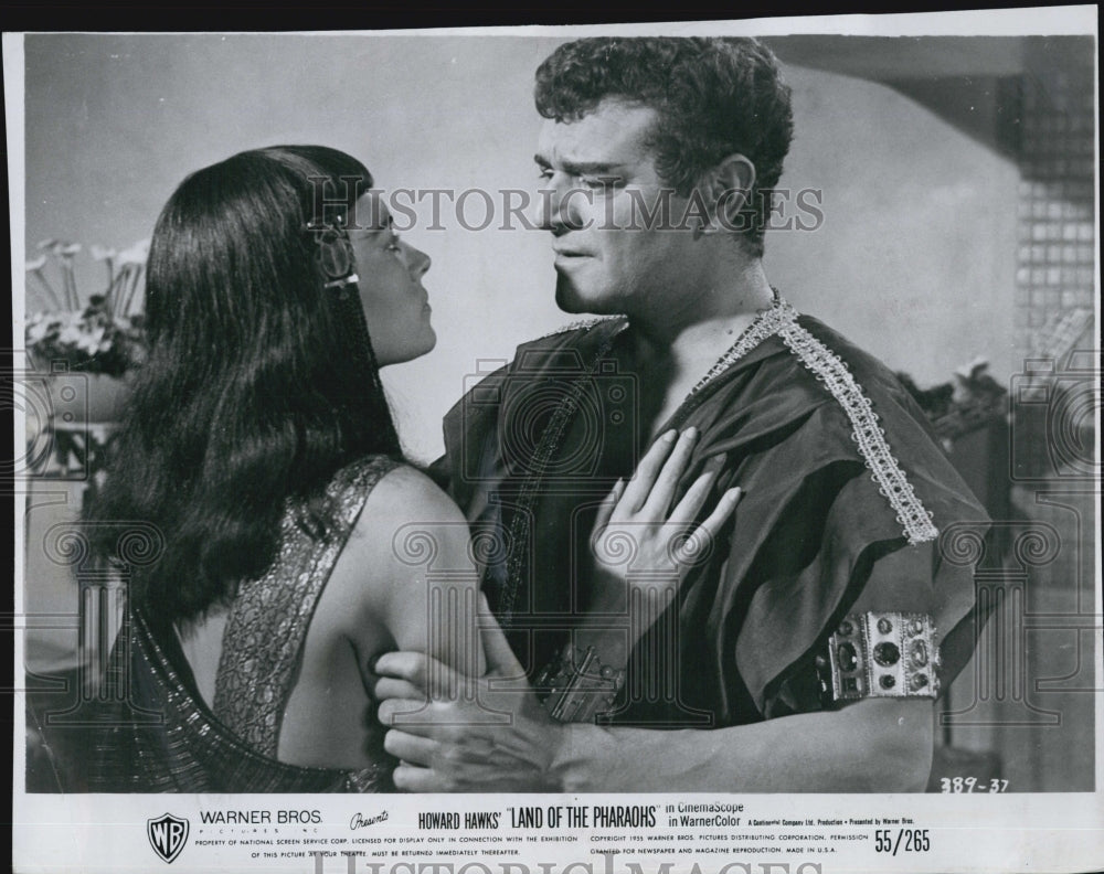 1955 Press Photo Joan Collins &amp; Jack Hawkins in &quot;Land of the Pharaoahs&quot; - Historic Images