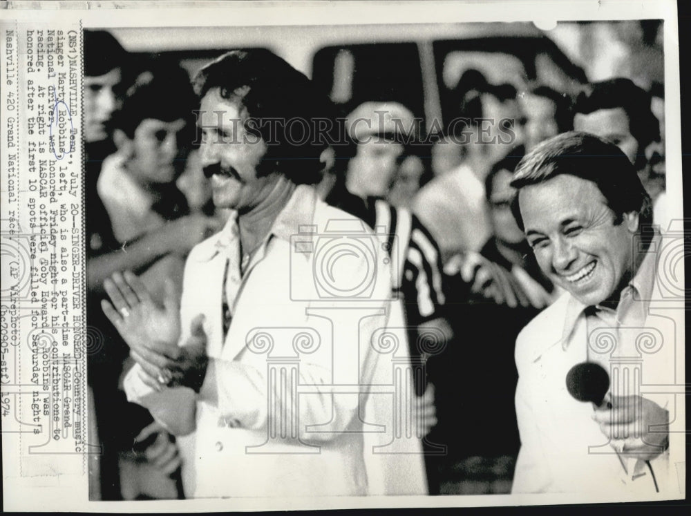 1974 Press Photo Singer Marty Robbins and NASCAR official Toby Howard - Historic Images