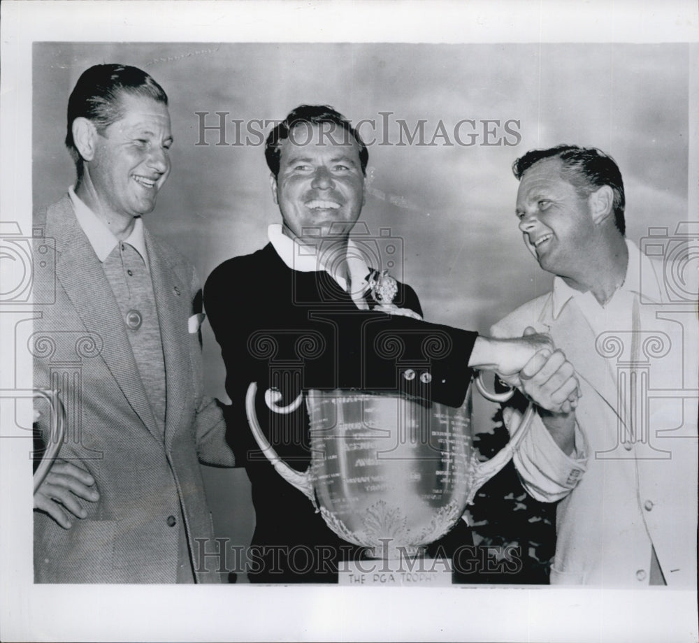 1954 Press Photo Chick Harbert accepts PGA Championship from Walter Burkemo in - Historic Images