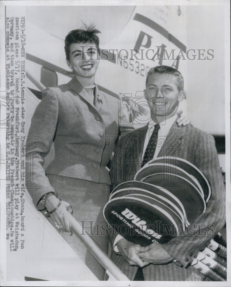 1955 Press Photo Tennis star Tony Trabert and wife Shana bound for Frankfurt - Historic Images