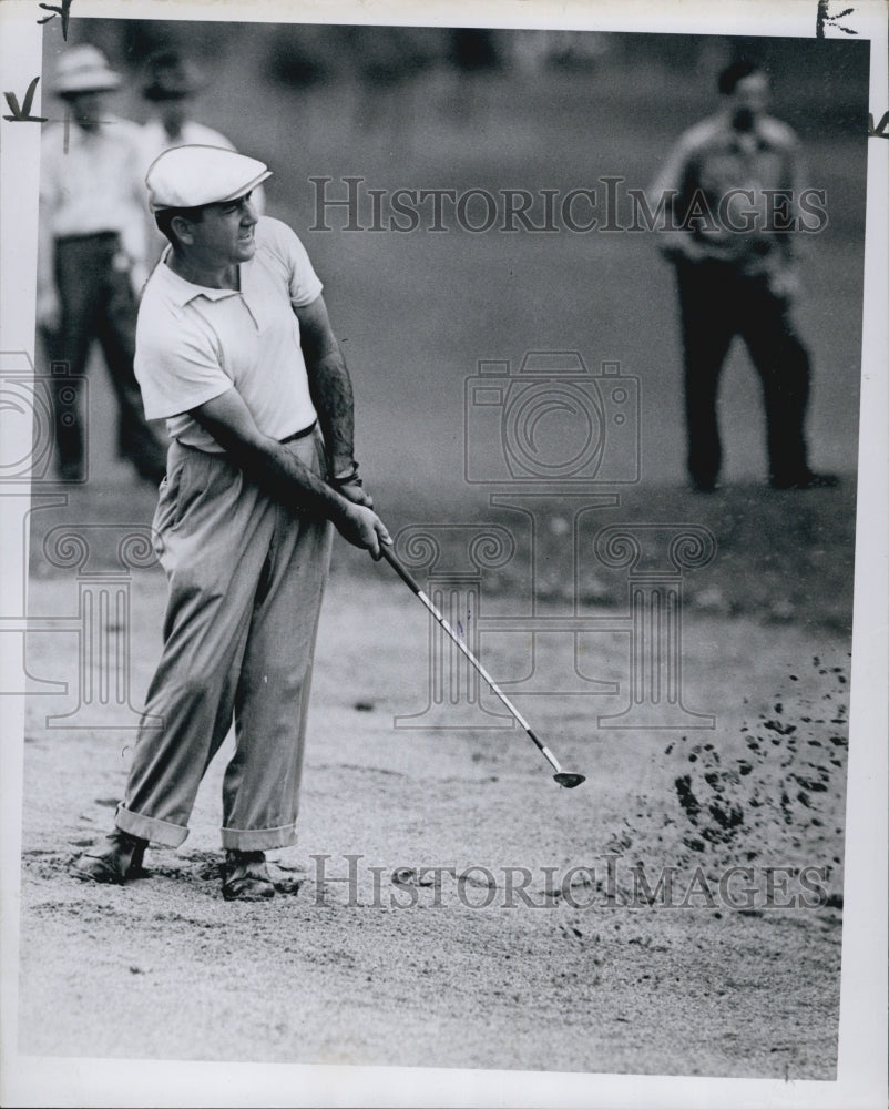 1949 Press Photo Golfer Johnny Palmer in Sand Trap - Historic Images