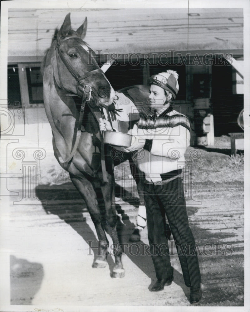 1964 Press Photo Jockey Brakley Checks Dear Queen - Historic Images