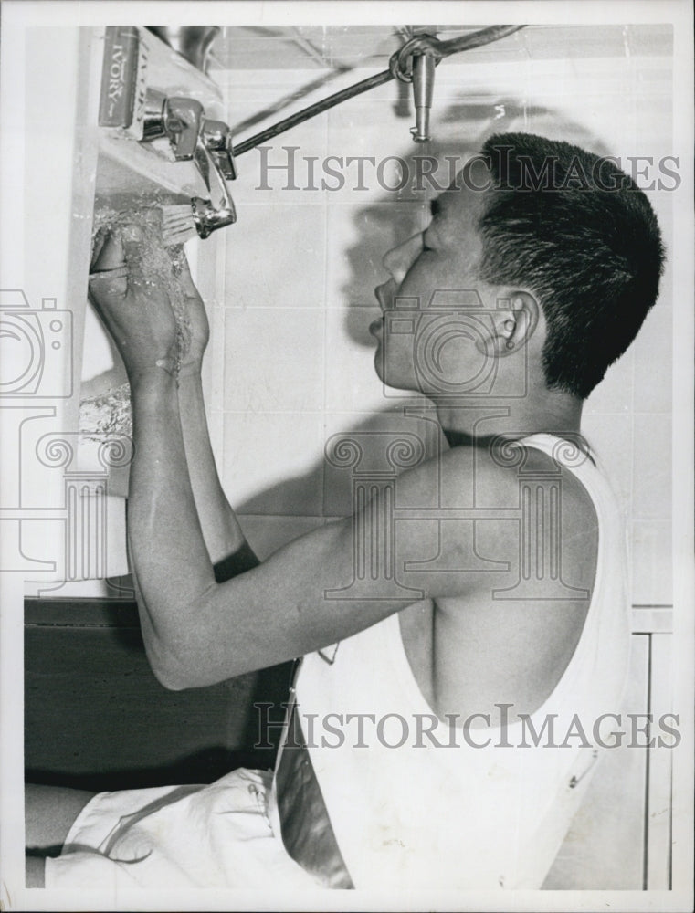 1966 Press Photo Kenji Kimihara Cooling Off After Race - Historic Images