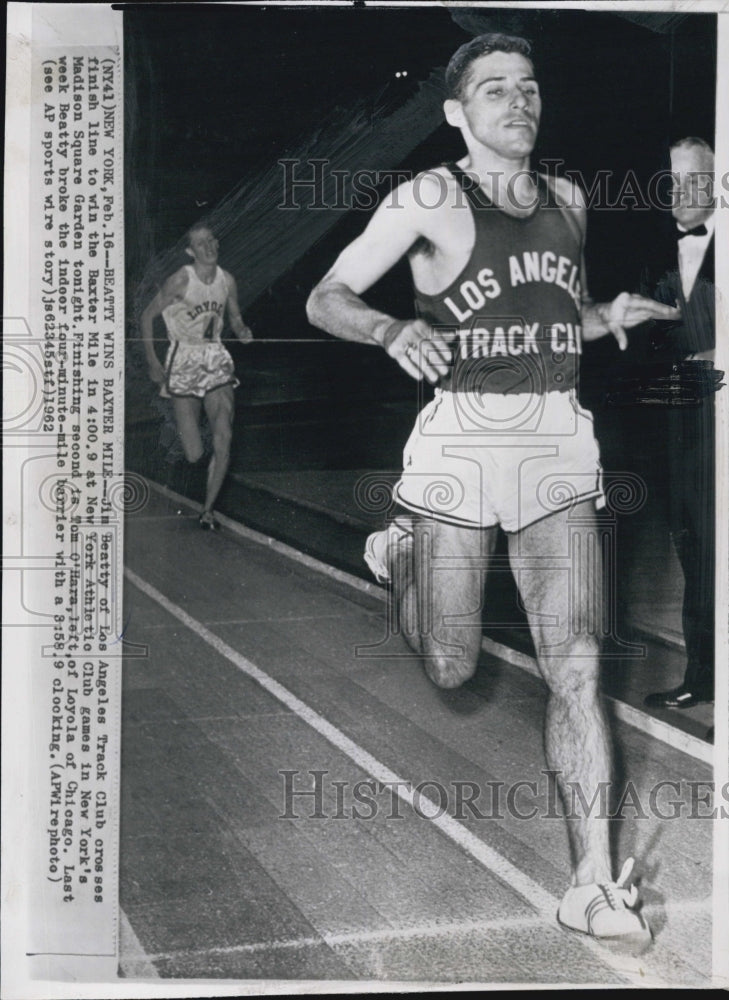 1962 Press Photo Jim Beatty of Los Angeles Track Club Wins the Baxter Mile in Ne - Historic Images