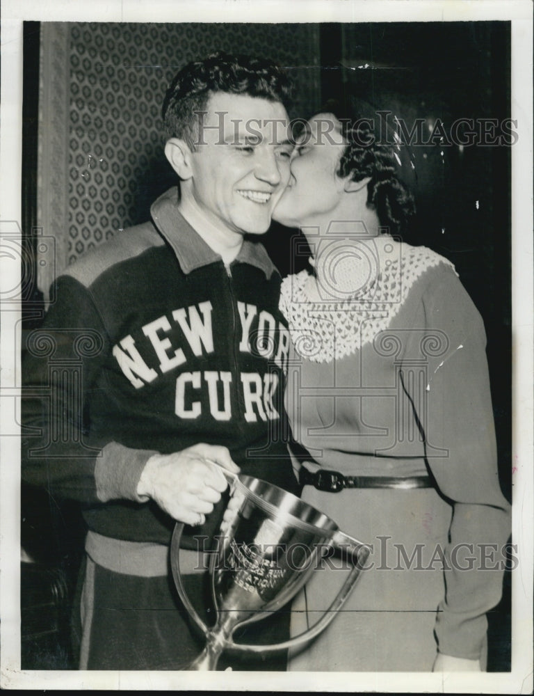 1936 Press Photo Mrs Archie San Romani Kissing Husband After Win in New York - Historic Images