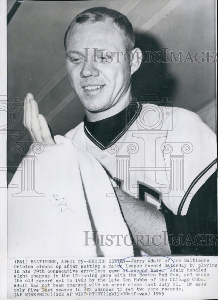 1965 Press Photo Jerry Adair of Baltimore Orioles Pitched 79th Consecutive Error - Historic Images