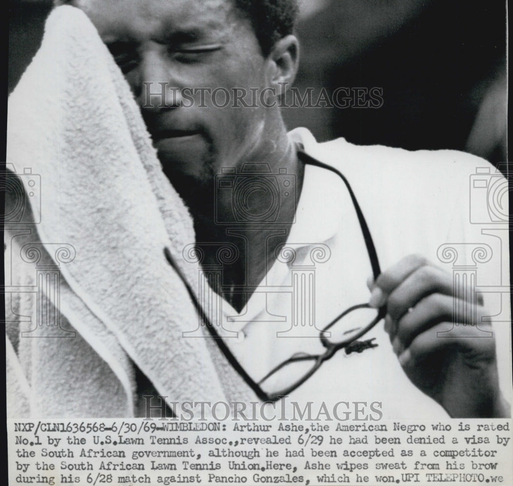 1969 Press Photo Tennis Pro Arthur Ashe Is Denied Visa to S Africa - Historic Images