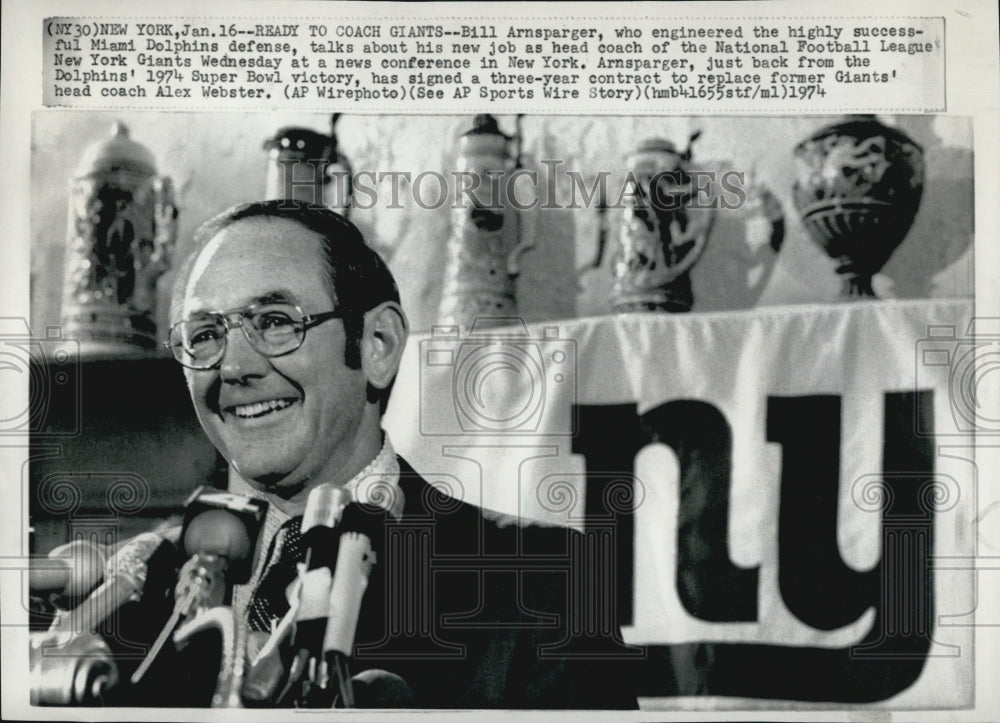 1974 Press Photo Bill Arnsparger Miami Dolphins Defensive Coach Going to Giants - Historic Images