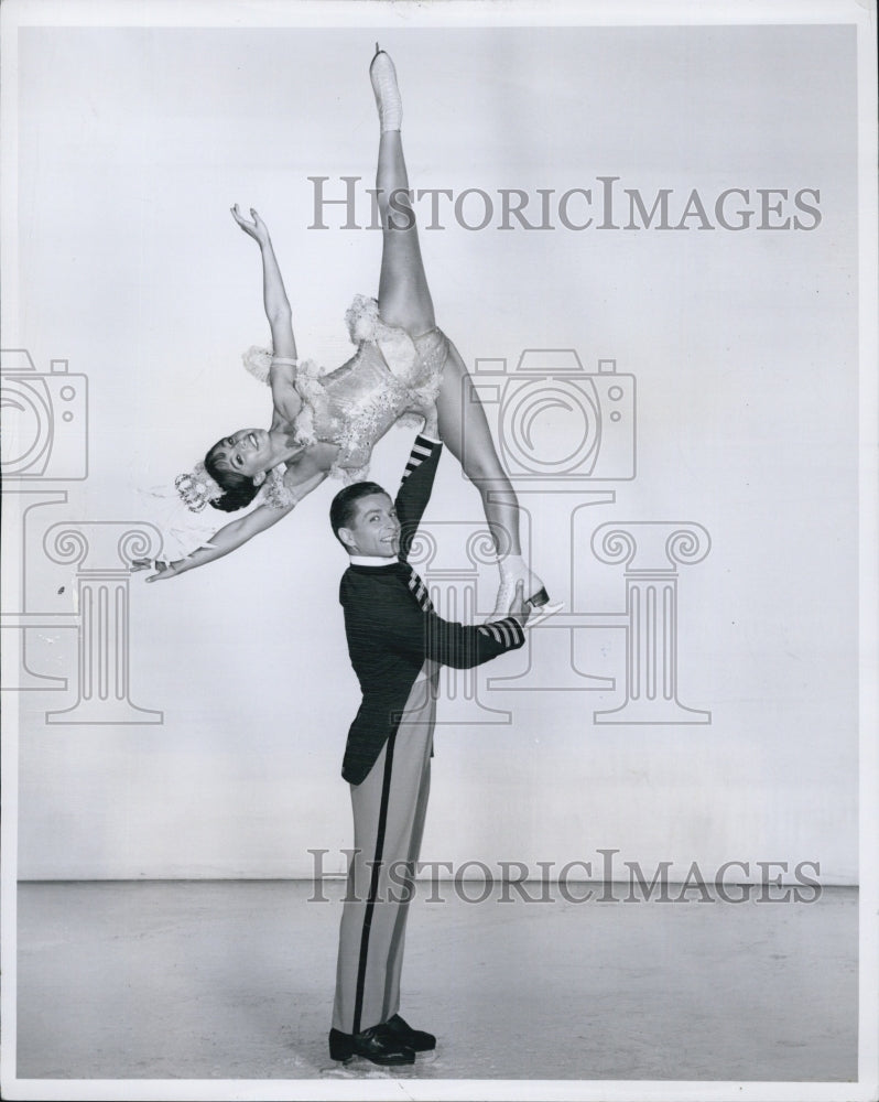 1967 Press Photo Ice Follies couple Inga and Willi Schilling - Historic Images