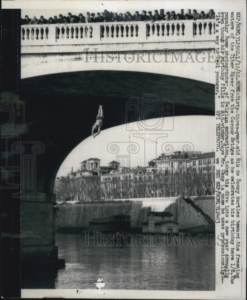 1962 Press Photo photographer Rik de Sonay diving into Tiber River from bridge - Historic Images