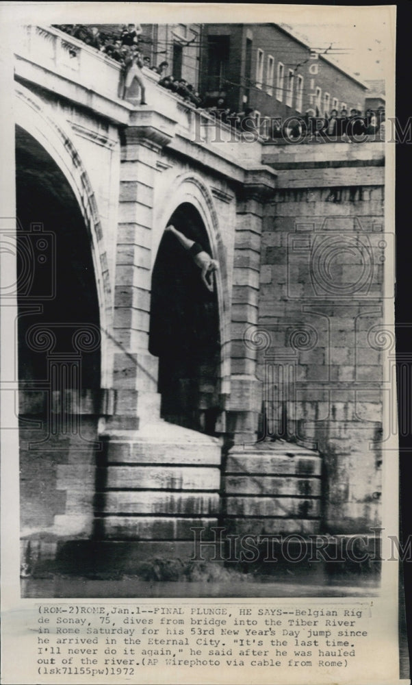 1972 Press Photo Rick de Sonay diving from Cavour Bridge into Tiber River - Historic Images