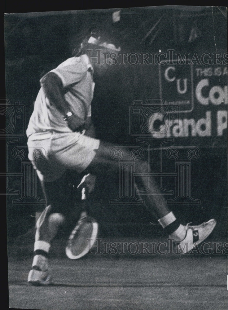 1975 Press Photo Tennis Player Guillermo Villas Defeats Mike Estep - Historic Images