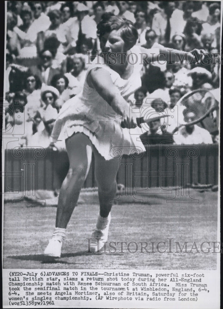 1961 Press Photo Britain&#39;s Christine Truman Defeated Renee Schuurman at Wimbledo - Historic Images