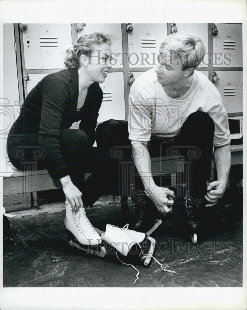 1986 Press Photo Skaters Jayne Torvill &amp; Christopher Dean Lacing Up Skates - Historic Images