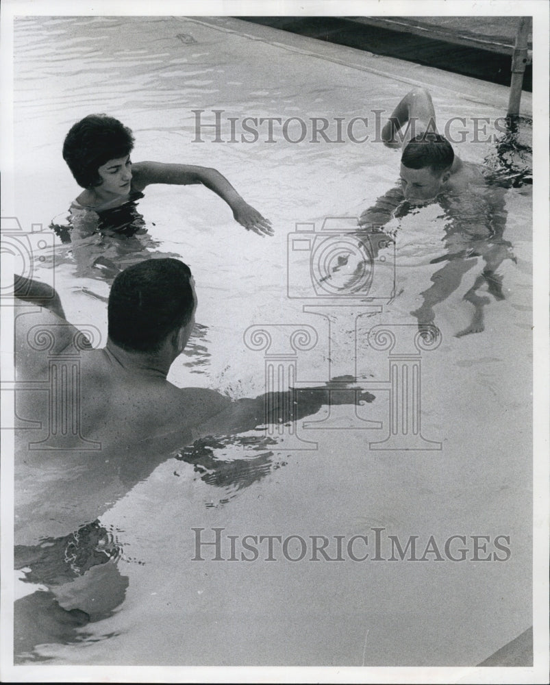 1963 Press Photo Chuck Lee Swimming Instructor with Hilary Bertagna &amp; Bob Larson - Historic Images