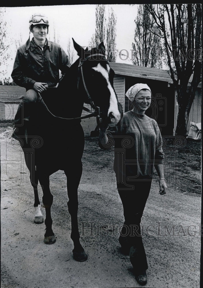 1975 Press Photo Jockey Gary Baze Horse Speedful Lands Mother Alice - Historic Images