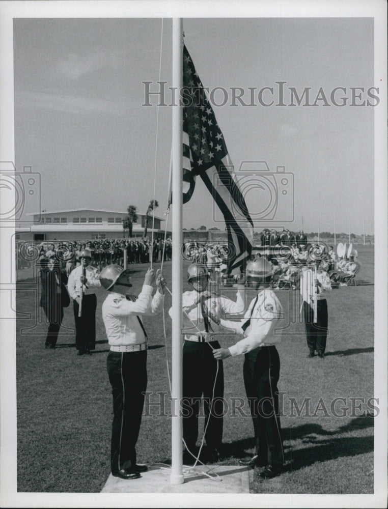 1965 Press Photo August Busch Jr Field Dedication American Flag Raising - Historic Images