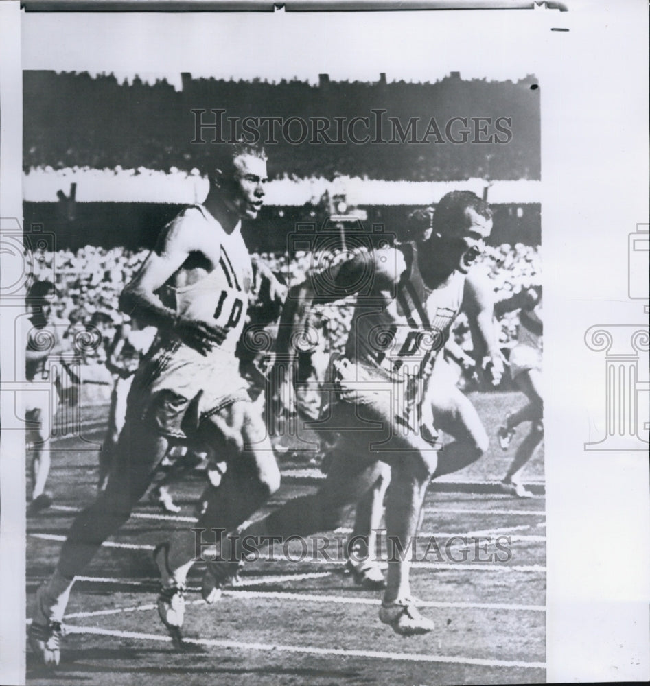 1956 Press Photo Melbourne Olympics US Bobby Morrow 400 meter team relay - Historic Images