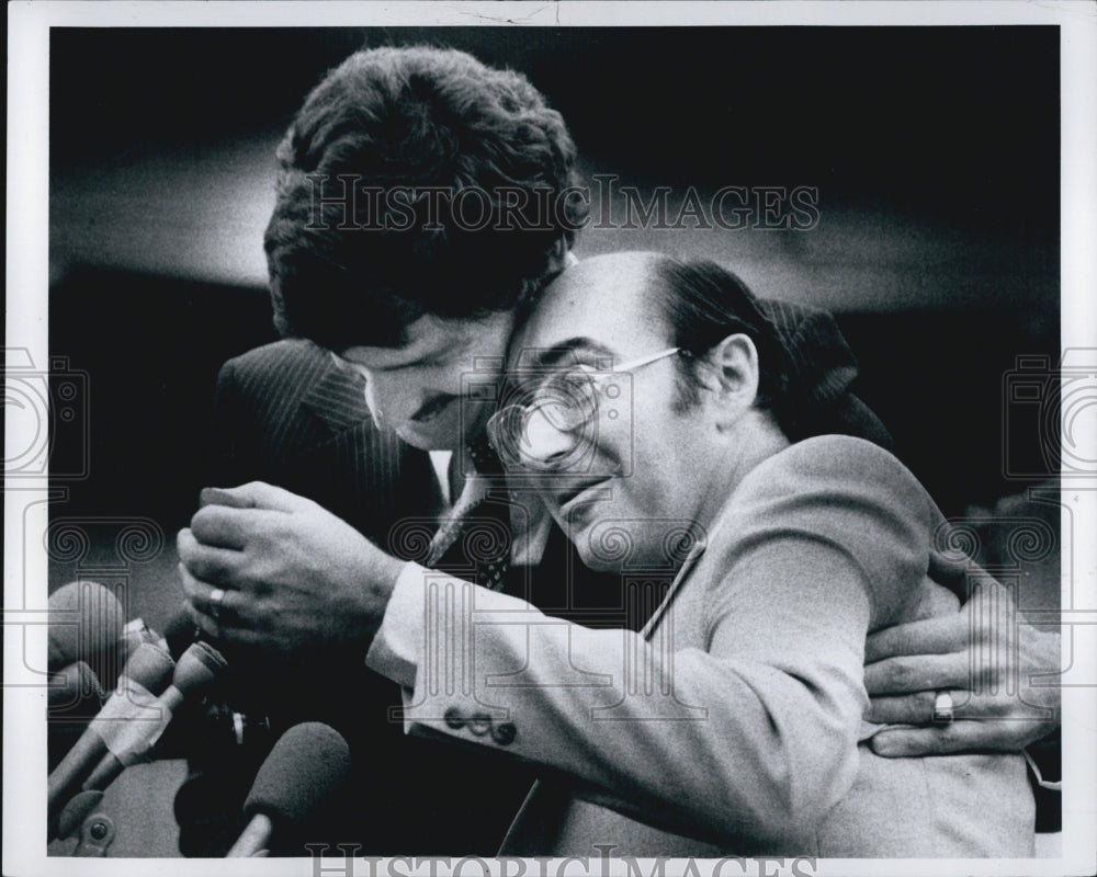 1978 Press Photo Dick Vitale Hugs Kaufmann Giving Him Car Keys - Historic Images