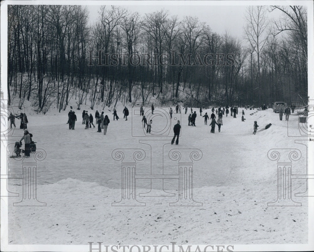 1976 Press Photo People Ice Skating at Lower Huron Metro Park in Michigan - Historic Images